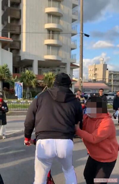 女性ファンが新庄剛志監督の腕を引っ張るようにしがみついている（SNSより、以下同）