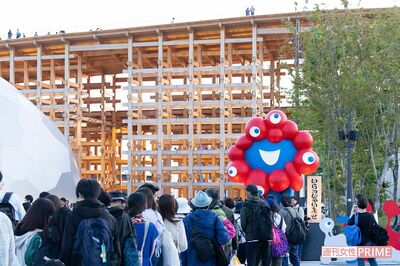 大阪・関西万博で大量の虫・ユスリカが大発生!フランスの像にも大量付着「3年前から指摘」危惧された開発