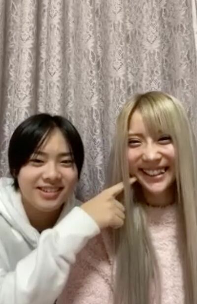 インタビュー中の琉ちゃろとちいめろ、ツンと指差す琉ちゃろ君