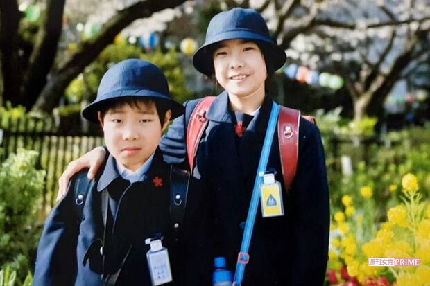 小学生のころ。陽斗さん（左）の学校の送迎は、姉である鈴乃さんが行っていた