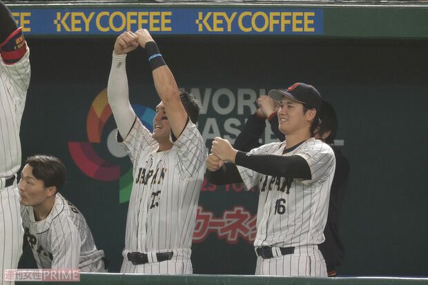 ペッパーミルパフォーマンスをする大谷選手とヌートバー選手