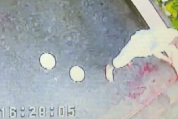 手を切られたAさん。足元は鮮血で染まった　4/6