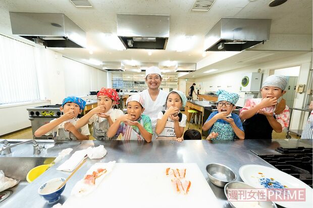 イベントでは魚屋さんで選んだ魚を、参加した子どもたちに説明しながらおろす。最後はおいしいお寿司をパクリ。子どもたちみんなも大満足！　撮影／伊藤和幸