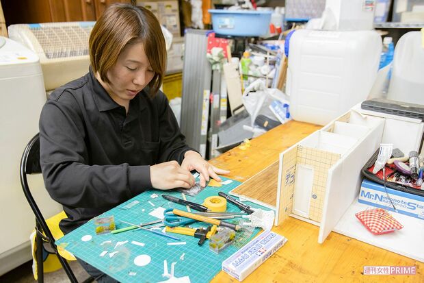 オフィスの片隅でミニチュアを作る小島美羽さん