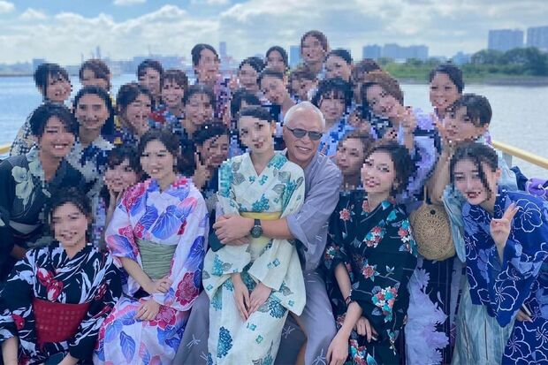 今年9月、PR会社『ネタもと』が屋形船を貸し切って行ったという納涼祭での写真。中央の男性が同社の社長（SNSより）