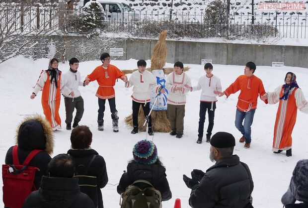 学祭のロシアまつりでは、冬の象徴であるわら人形を燃やし、春到来の喜びを表す