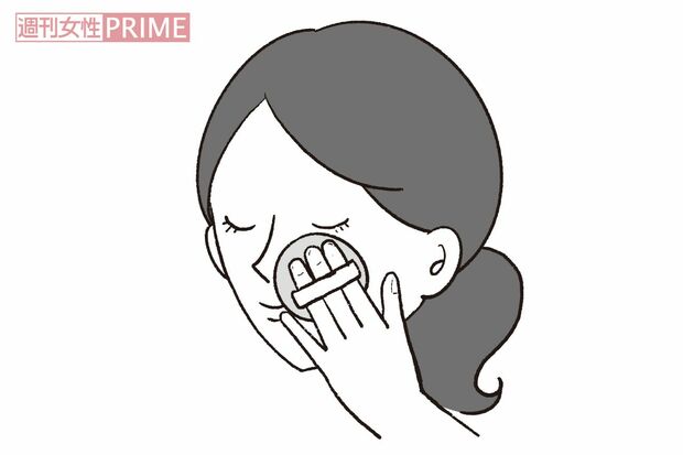 スッキリテク3朝のルースパウダーや、日中のクッションファンデなど、パフを使うときは、しっかり押さえて圧着する。イラスト／スヤマミヅホ