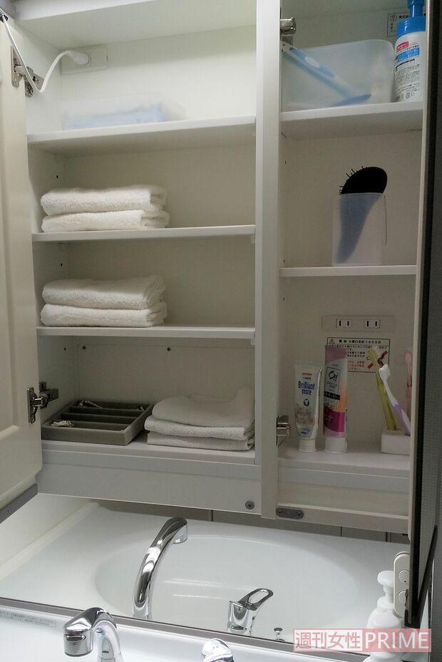 鏡の裏側には、洗面台で使うものだけを収納。洗面台にはハンドソープのみ