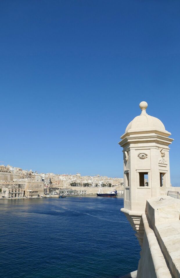 猫の楽園マルタ。グランドハーバーを挟み、セングレア島の先端に立つ六角形の監視塔から、マルタ騎士団が築いた首都ヴァレッタの重厚な要塞都市が見える　写真／白石あづさ
