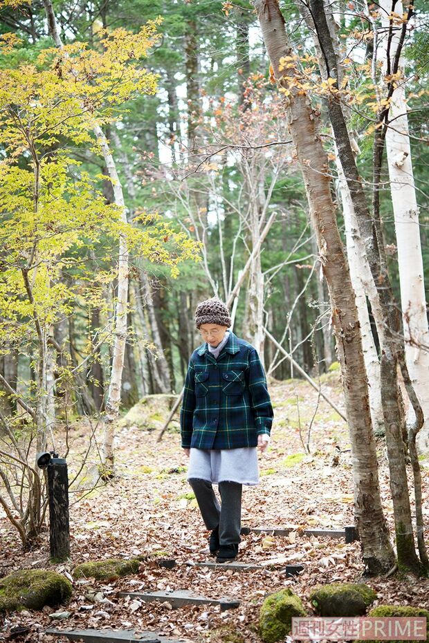 八千草さんの山荘がある八ヶ岳高原の林道を散策。（’18年10月中旬撮影）　撮影／馬場わかな