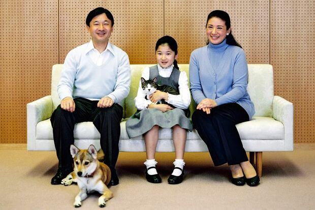 2010年12月。愛子さまが抱かれているのは、猫のニンゲン。陛下のお足元には由莉 宮内庁提供