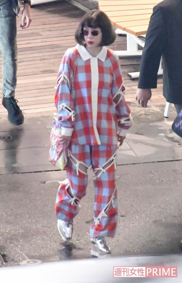 『TOKYOMER』に出演中の仲里依紗。ドラマの打ち上げで奇抜ファッションを披露