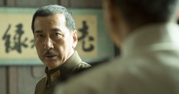  『日本のいちばん長い日』 戦況が絶望的となった’45年4月、鈴木貫太郎内閣が発足。7月、連合国は日本にポツダム宣言の受諾を迫る。降伏か本土決戦か……閣議は紛糾。8月14日の御前会議で、天皇の聖断によって降伏が決定するが、将校たちは反乱を企てる。翌15日に玉音放送が国民に届くまで、秒刻みで変わっていった日本の運命とは? 監督・脚本：原田眞人　(c)2015「日本のいちばん長い日」製作委員会