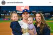ロサンゼルス・ドジャースのウィル・スミス選手は、自身の誕生日に子どもを抱っこして記念撮影をした(スミスの妻・カラさんのインスタグラムより)
