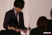報道陣に“結婚”に関してコメントを出す二宮和也(’19年)
