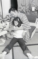 梅宮アンナと故・梅宮辰夫さん、楽屋にて（1982年2月22日）