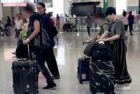 長澤まさみと東出昌大が香港国際空港に降り立つ「あれ? もしかして」