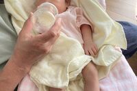 一夫多妻YouTuberが“ミルクの飲ませ方”で炎上「児相通報やめて」と懇願するも子育て動画に注がれる厳しい…