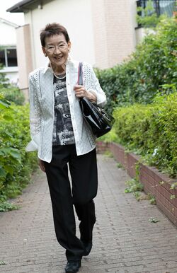 毎日、万歩計をつけて外出。午後の散歩では、5000歩を目標に歩くようにしている　写真協力／石澤真実