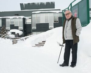 【写真】富良野演劇工場の前で