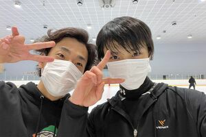 織田信成（写真左）と羽生結弦。リハーサル写真の投稿にはIOC公式も反応（織田のTwitterより）