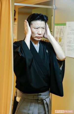 凛々しい表情で、髪型をセットする姿から記念公演の意気込みが伝わってくる 撮影/森田晃博