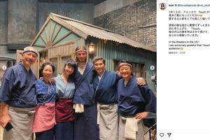 映画『Touch』のアメリカ公開を、本木雅弘ら共演者とのオフショットを添えて投稿したKoki,（公式インスタグラムより）
