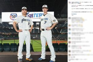 日本ハムファイターズ対ソフトバンクホークスの試合で黒ユニフォームが