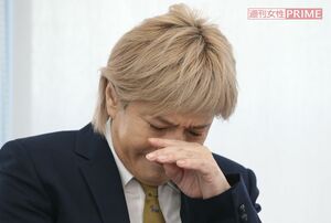 引退会見で涙を見せた小室