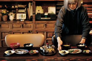 耳の聞こえが悪くなってから、食事は横並びに　写真提供／長谷川潤（書籍『85歳現役、暮らしの中心は台所』より）