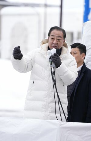 真冬の解散を批判したい中道の野田佳彦共同代表は、雪深い青森県から選挙戦をスタート 写真/共同通信