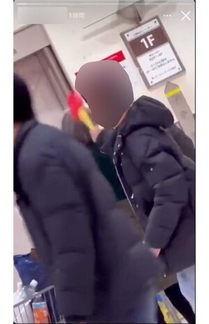 まさに老女をピコピコハンマーで叩いた瞬間（2/6）