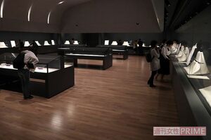 平日も館内は見学者多し。刀剣女子のほか外国人観光客の姿も