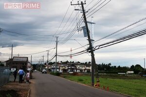 容疑者の車がぶつかった電柱は、その衝撃で斜めに傾いた