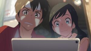 『天気の子』主人公の森嶋帆高（左）とヒロインの天野陽菜（右）（『天気の子』予告より）