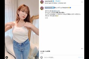 プロデュースした美脚デニムを紹介する小嶋陽菜(公式Instagramより)