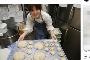 細長いフランスパンの形成にトライした様子を笑顔でアップ（インスタグラムより）