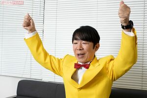 当時を再現するダンディ坂野さん 撮影/北村史成