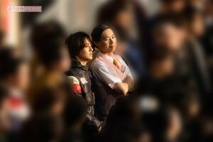 大勢の芸人役エキストラの中でも存在感がある『オードリー』役の高橋海人と戸塚純貴