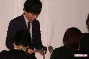 報道陣に“結婚”に関してコメントを出す二宮和也（’19年）
