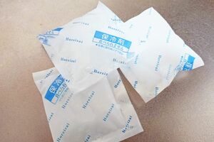 保冷剤で作った簡易カイロは、適度なやわらかさがあるので、タオルに包んで、アイマスク代わりに使用するのもおすすめ※写真はイメージです