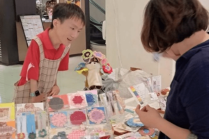 編み物やストラップなどの自作品をマルシェに出品するのが日曜日の習慣