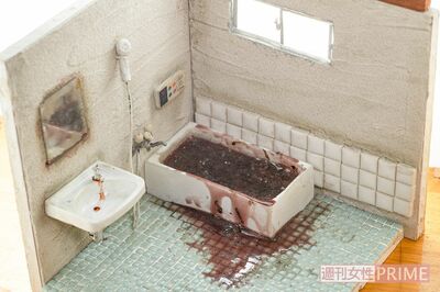 「ヒートショックで亡くなってから1〜2週間。追い炊き機能でずっと温かかったのか、ご遺体の腐敗が進んでいました」。赤黒く染まった水面には、ドロドロと皮膚が浮いている 撮影/齋藤周造