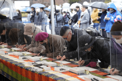 天皇陛下の誕生日を祝うため、記帳者を含めて1万5883人が訪れた