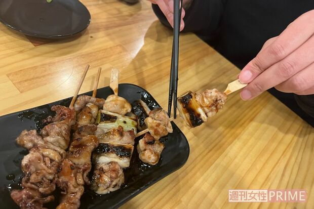 気遣いできる大人は焼き鳥を串から全部はずすのが常識