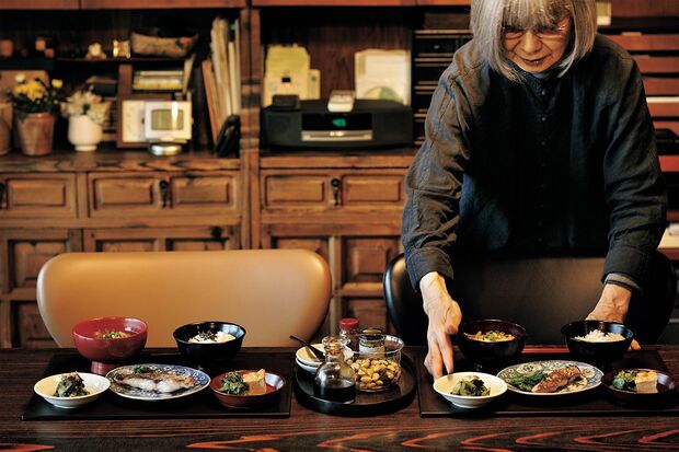 耳の聞こえが悪くなってから、食事は横並びに　写真提供／長谷川潤（書籍『85歳現役、暮らしの中心は台所』より）