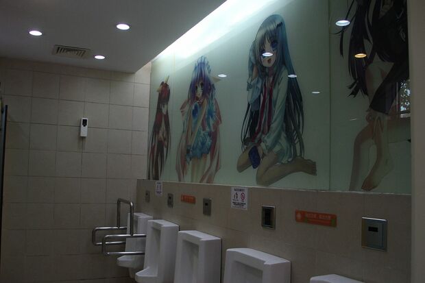 男子トイレの壁一面に、美少女萌えキャラが（撮影／関上武司）