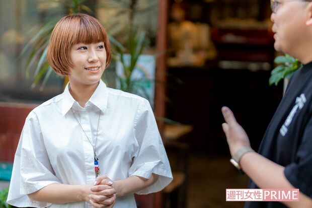 澤井直人と談笑するIMALU