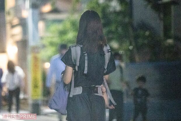 近所の庶民派スーパーへ向かう小倉優子