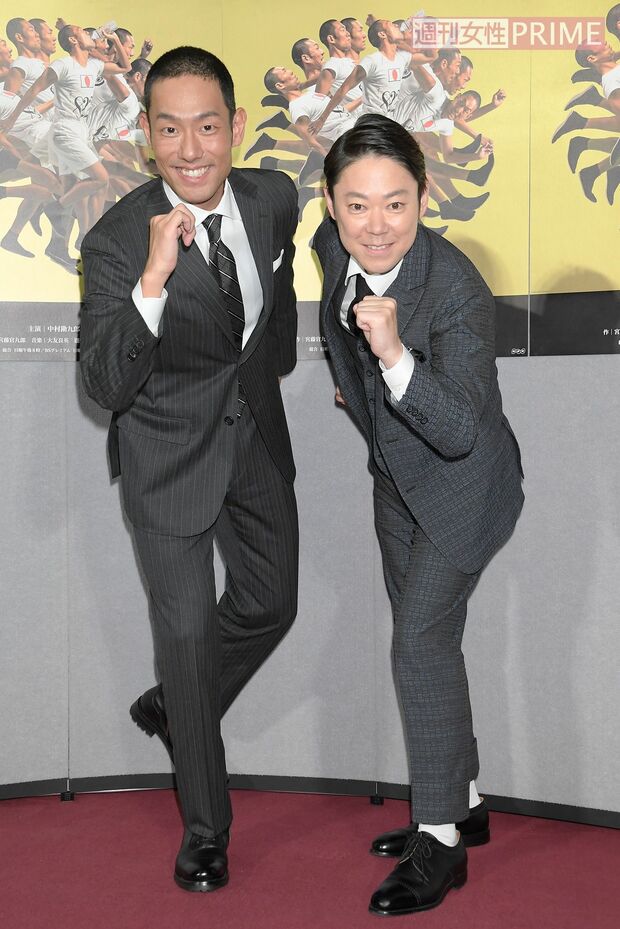 第1話の完成披露試写会で“いだてん”ポーズを披露した中村勘九郎と阿部サダヲ。「1話は登場人物が怒濤のように出てきます。“ものすごい1年が始まるぞ!”と感じていただけるかと」（中村）、「勘九郎さんたちが作り上げたチームワークをしっかり受け取って、後半も頑張りたい」（阿部）